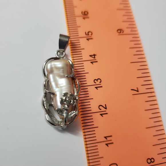 Enigmatic Trapped Pearl Rose Pendant - Picture 2 of 4